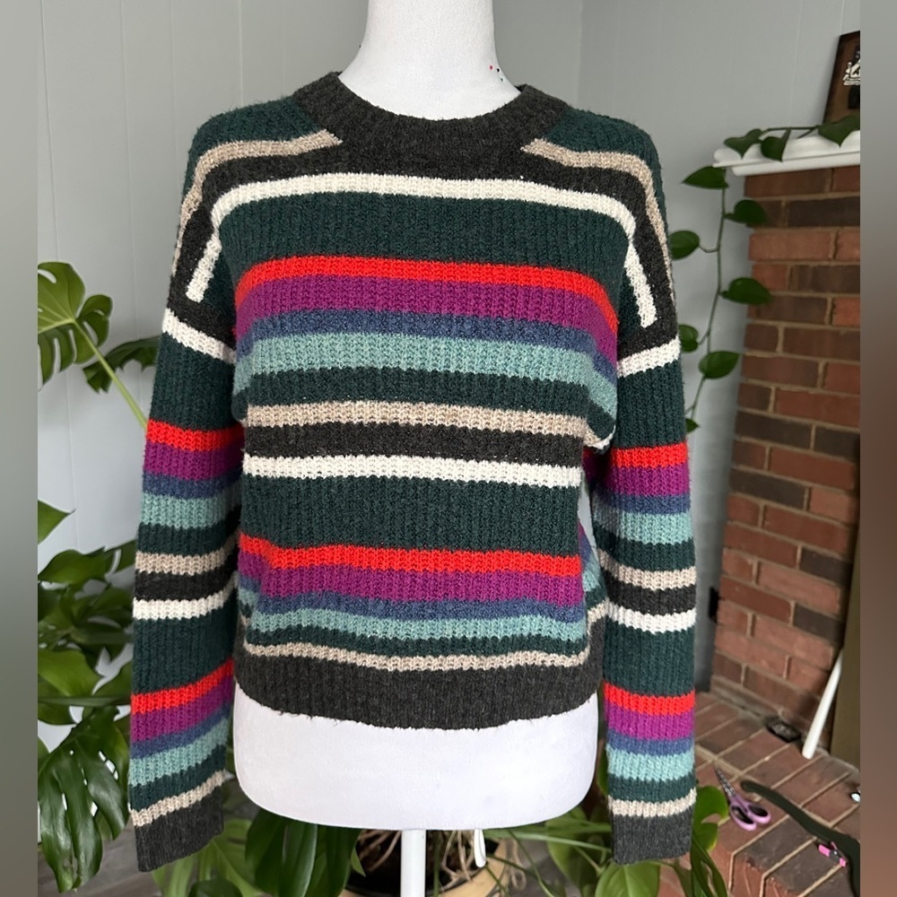 #20)  American Eagle  Soft & multi color cropped sweater Size XS excellent